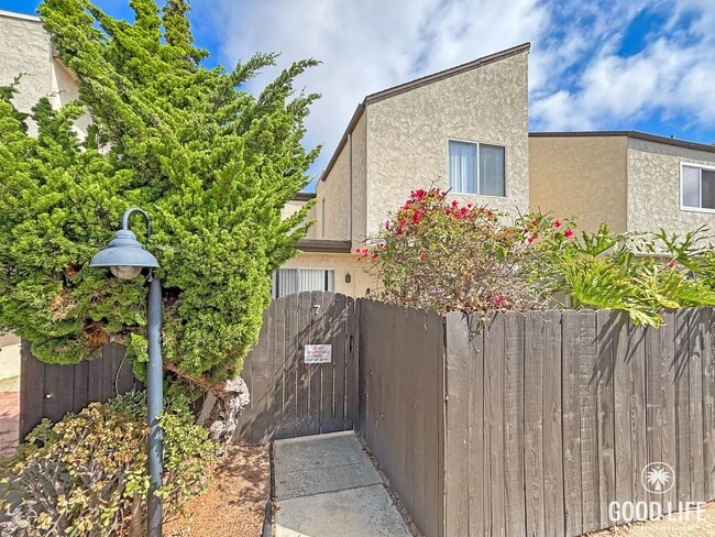 Spacious 3BD/2.5BA Townhouse in UTC W/ 2-C... - Spacious 3BD/2.5BA Townhouse in UTC W/ 2-C...