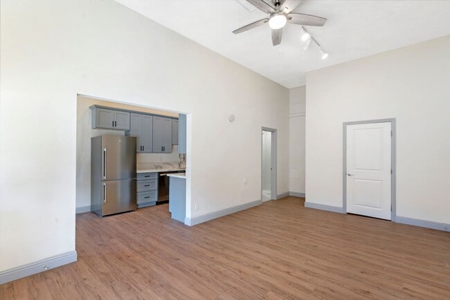 Building Photo - BENTON ST 1201-1203, ENCINAL AVE 1403-1413 Unit 1411