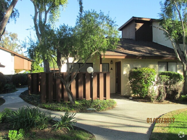 Building Photo - East Side Townhouse