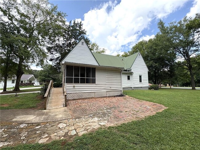 Photo - 599 Gordon St