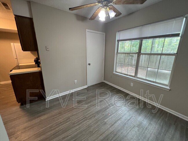 Photo - 205 Weber Rd Unit Apt G