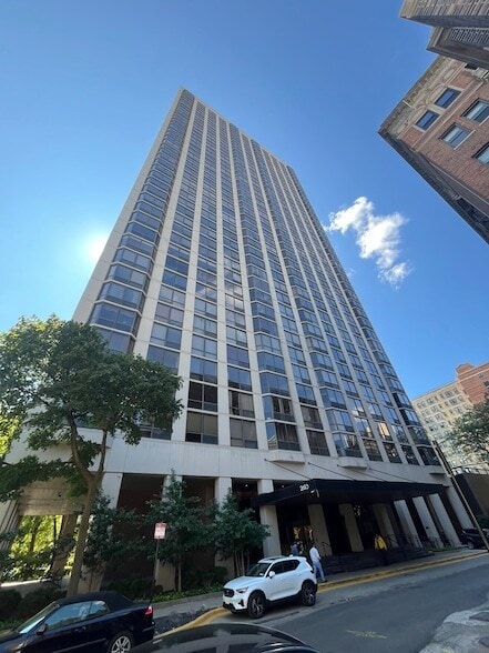 Building Photo - 2650 N Lakeview Ave Unit 1507