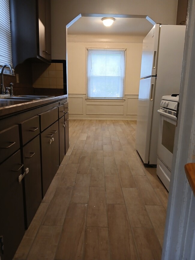 Kitchen & diningrm. w/new ceramic floors - 19446 Pierson St