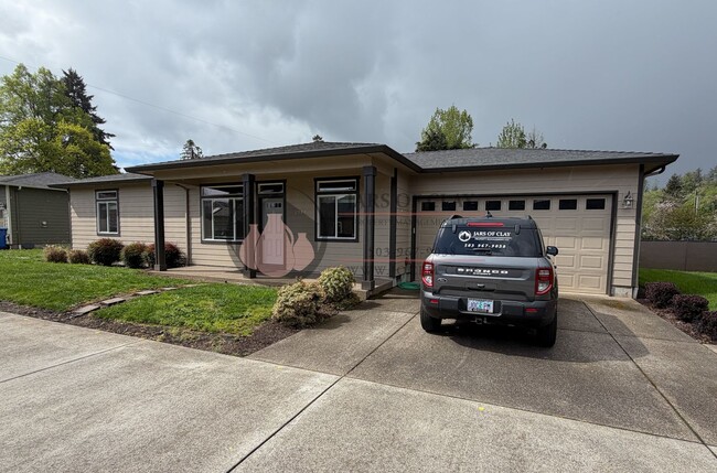 Building Photo - Modern West Salem Home: Central AC, 2-Car Garage & Washer/Dryer