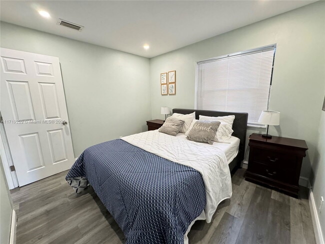 Photo - 236 SE 9th Ave Unidad 1A