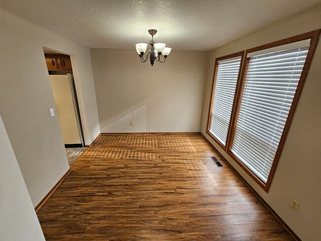 Photo - 855 Fran St SE