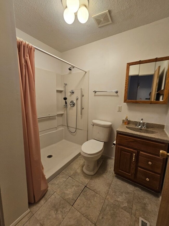 Photo - NW 3 Bedroom 1 bath, Large Fenced Yard, 1 Stall Garage