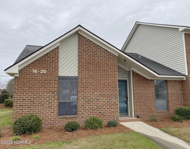 Building Photo - 16 Upton Ct Dr