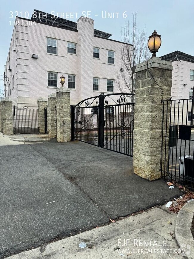 Building Photo - Gated Community! One Bedroom W/Parking Inc... Unit 6 Rental