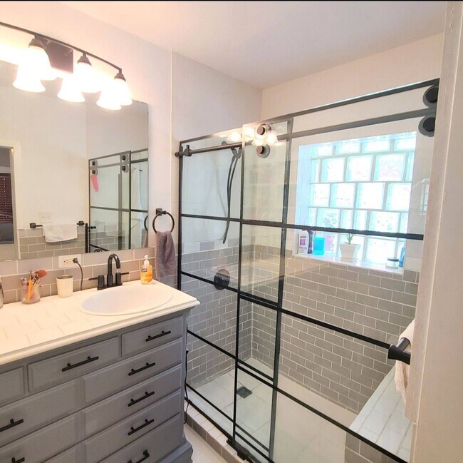 Building Photo - 1425 Munger St