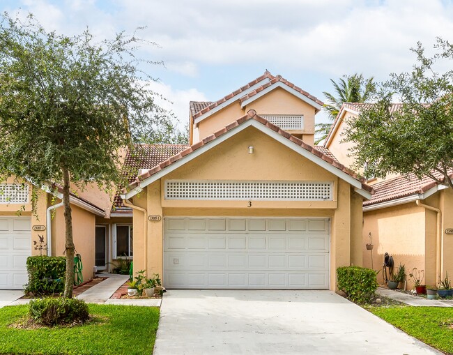 Front view - 23085 Aqua Vw Townhome