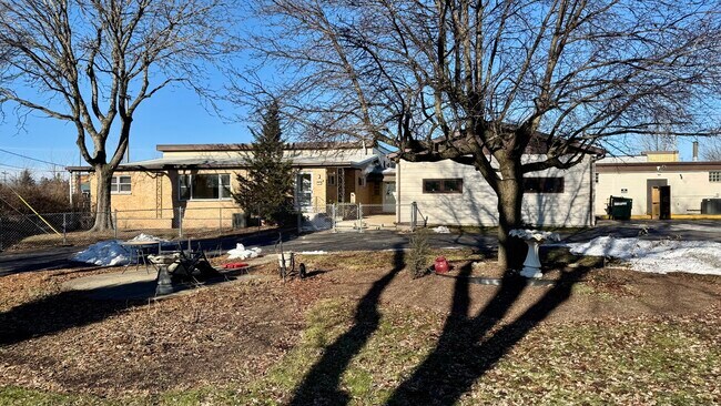 Photo - 304 E Hawthorne Dr