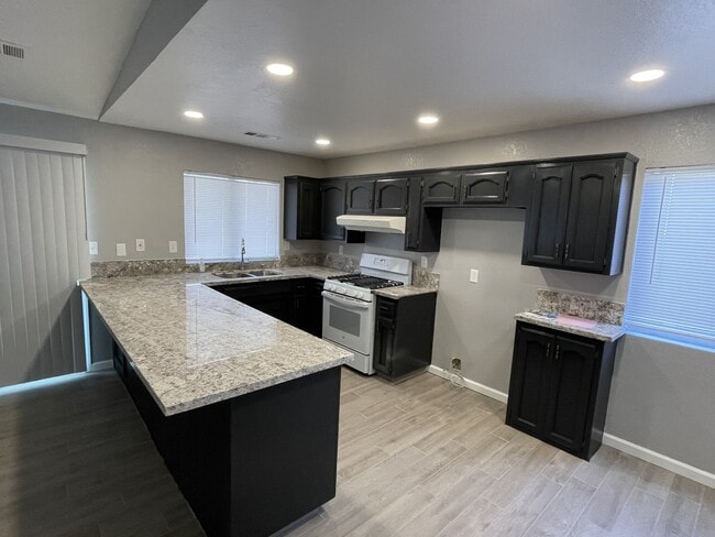 Building Photo - 2800 E Valley Oaks Dr