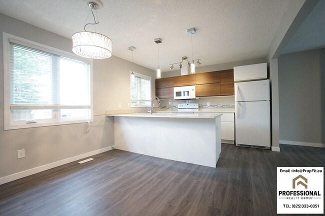 Photo - 3004 79 St NW