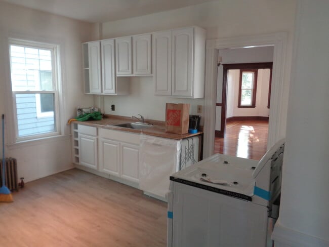 Building Photo - 73 Grove St Unit 3