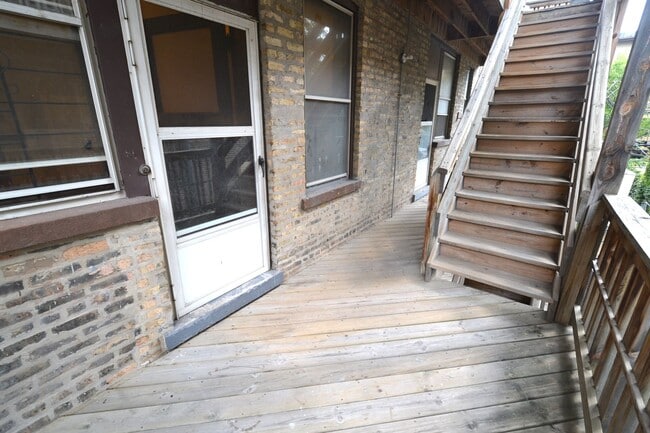 Photo - Stunning updated Wrigleyville 4-bed, 3-bath duplex featuring a modern kitchen, renovated baths & ... Unit 1251-1