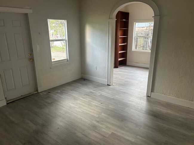 Photo - 823 NE 14th Pl