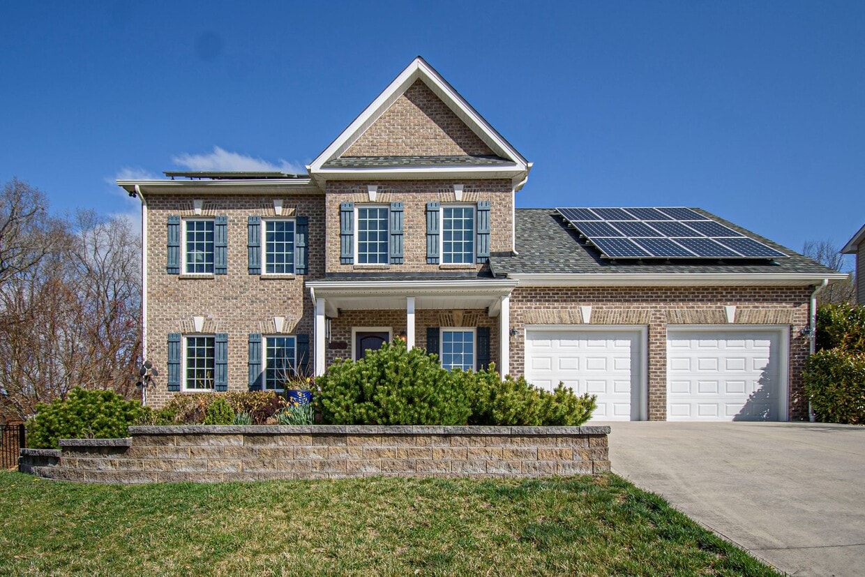 Spacious Home with Hot Tub, Fenced Yard an... - Spacious Home with Hot Tub, Fenced Yard an...