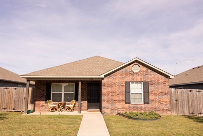 Building Photo - 3 Bedroom 2 Bath Brick Home