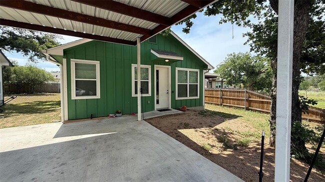 Building Photo - 2415 Ridgeview Dr