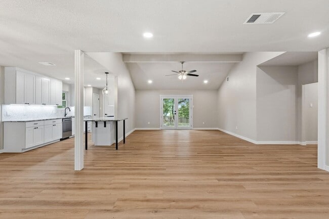 Building Photo - 900 Morgan Hill Dr