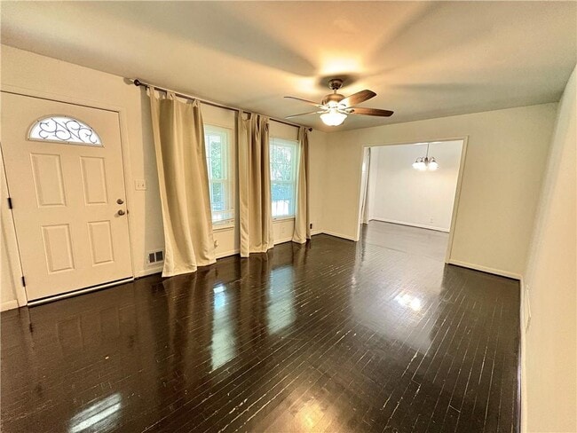 Photo - 850 James St NW