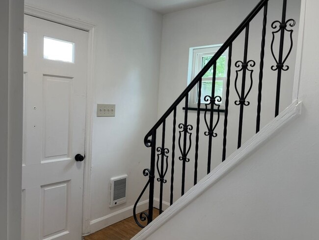 Building Photo - 419 Elm St Unit 419-1