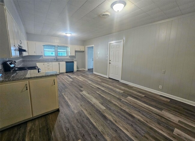 Photo - 132 W Texaco St