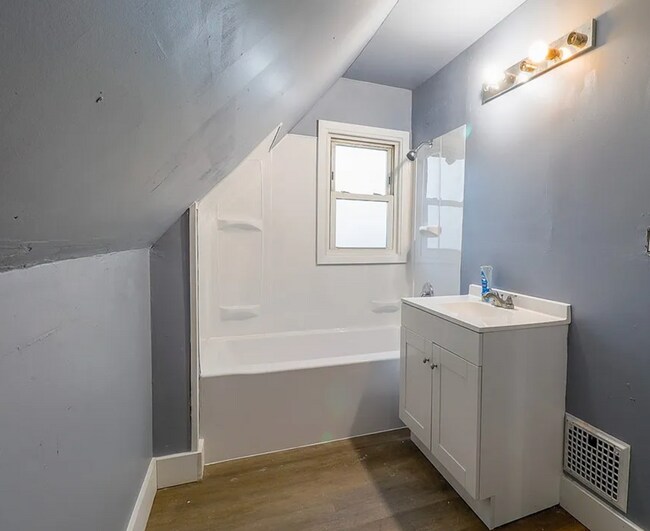 Photo - Spacious 3 Bedroom 1 Bath House Located Ne...