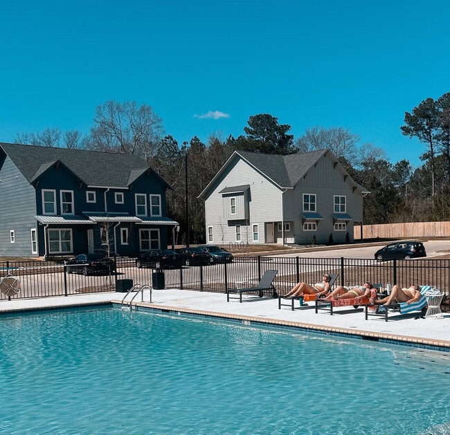 Resort Style Pool - Ivy Row at Southern Miss Apartments