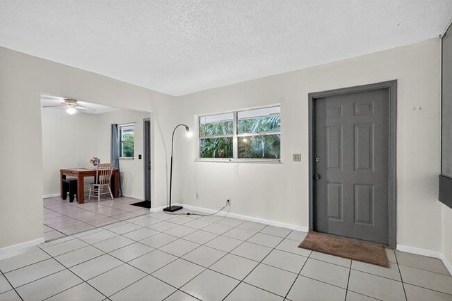 Photo - 274 SW 9th St Unit 2