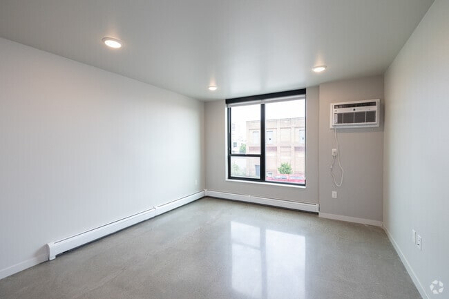 1BR, 1BA - 626SF - Living Room