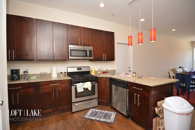 Photo - 1032 N Ashland Ave Unit 2F