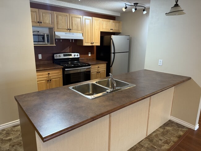 Photo - 901 16 St