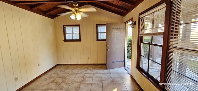 Photo - Centrally Located Small Cottage Studio with Private Yard