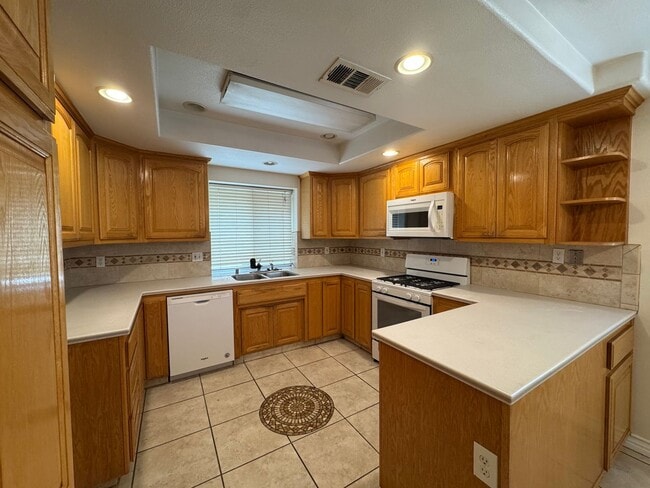 Photo - NE Bakersfield home with a sunroom!