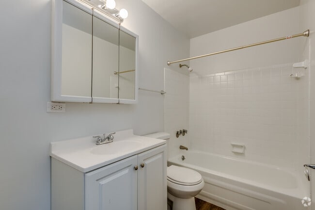 1 BR, 1 BA - 660SF