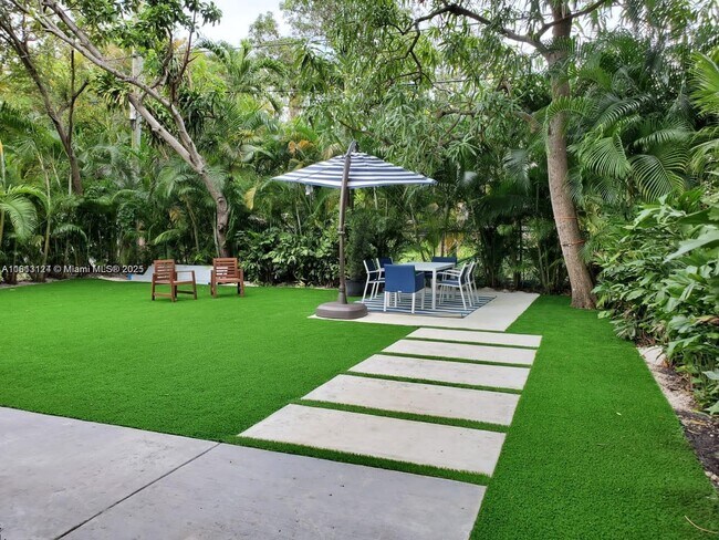 Photo - 77 NE 43rd St