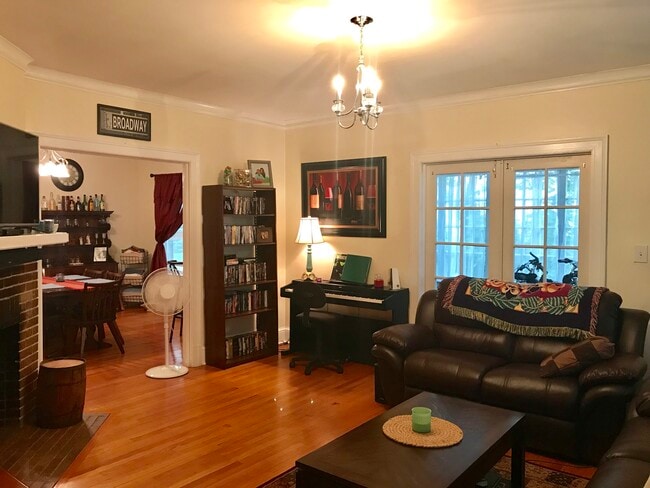 Building Photo - 883 Farmington Ave Unit 1