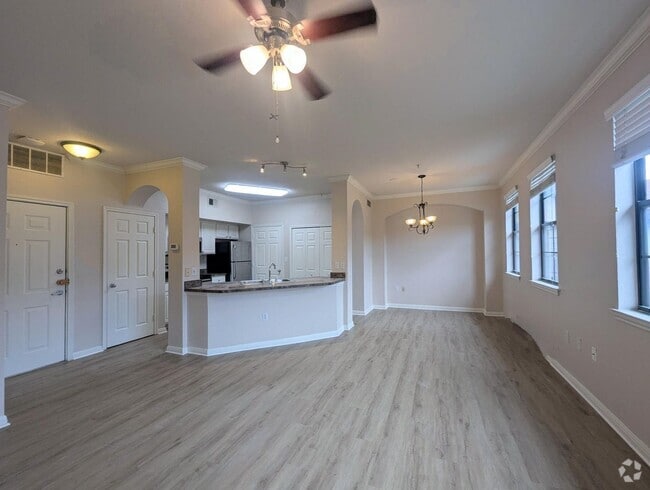 Building Photo - Spacious Updated 1x1  806 square feet! Top... Rental