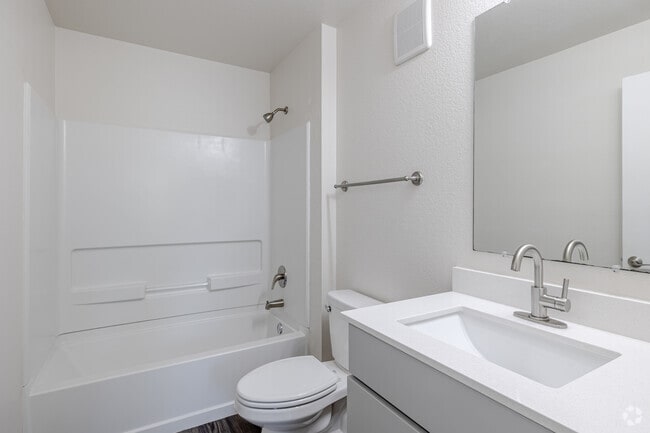 2BR, 2BA - 925SF - Primary Bathroom
