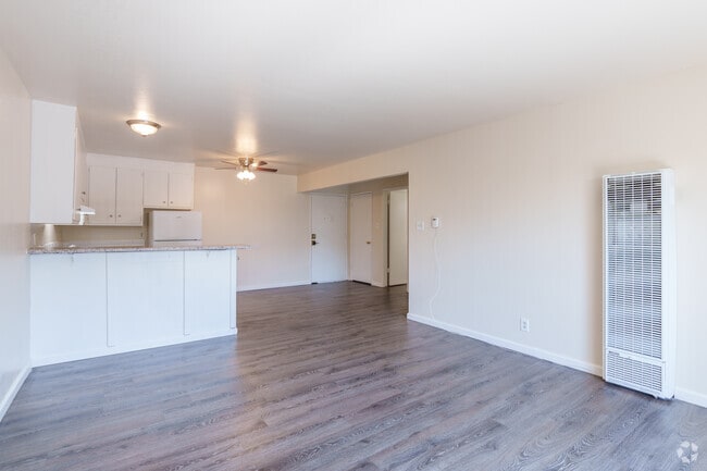 1BR, 1BA - 625SF - Living Room