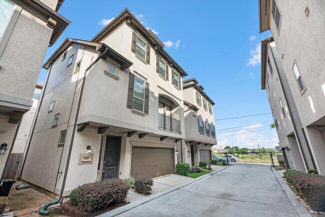 Photo - 458 N Live Oak St