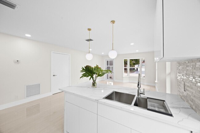 Photo - 5664 Boynton Crescent