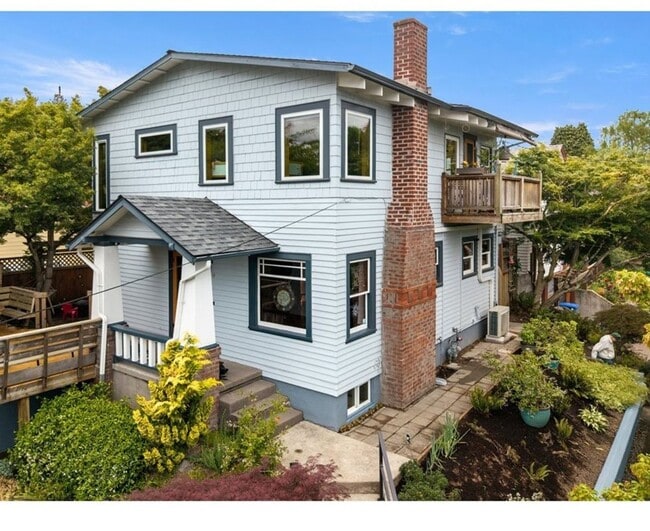 Building Photo - Amazing two bedroom sellwood beauty!