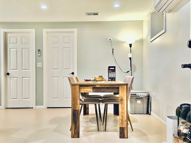 Building Photo - 960 W 18th Pl Unit #1