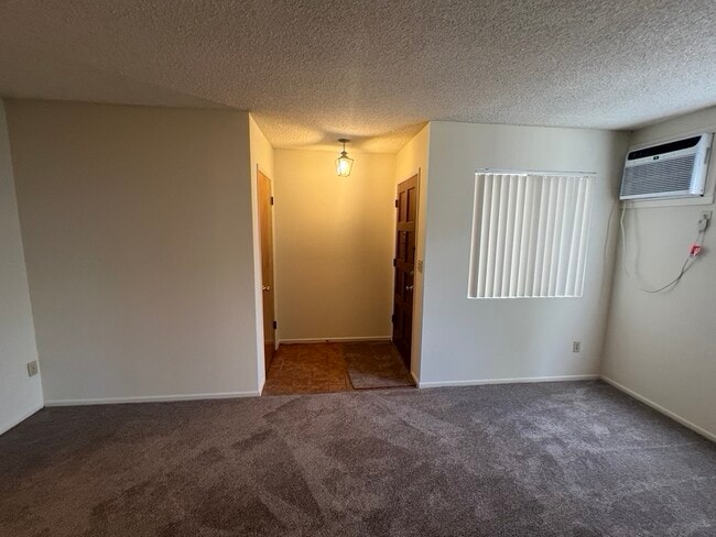 Front door entry hall with coat closet - 3262 Montrose Ave Unidad A