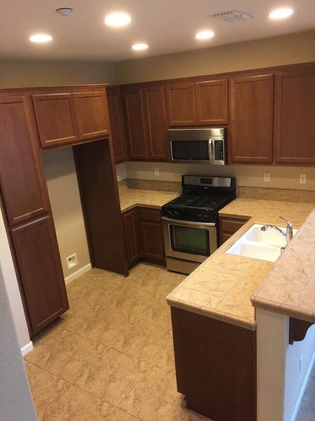Photo - Great Lincoln Crossing Location, walk to Starbucks and More!