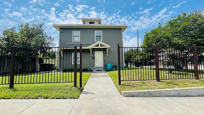 Building Photo - 1502 Isabella St
