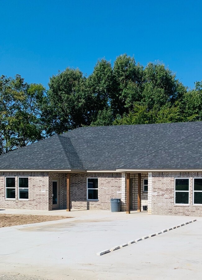 Building Photo - Chestnut (377) Unit 2